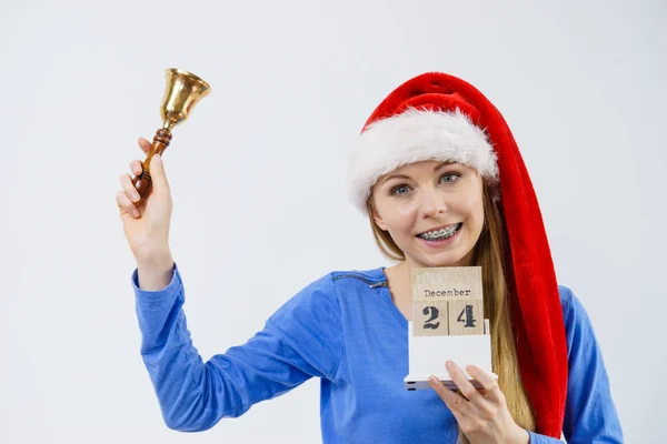 Femme de Noël tenant calendrier et cloche — Photo