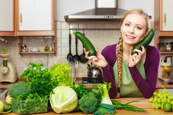 Donna casalinga in cucina con verdure verdi — Foto Stock