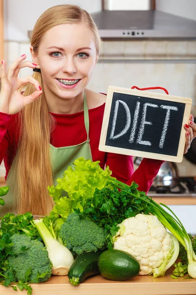 Kadın mutfakta yeşil diyet sebze sahip — Stok fotoğraf