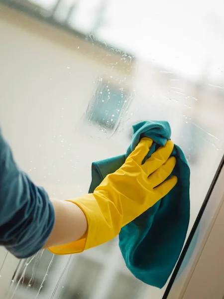 Janela de limpeza das mãos em casa usando pano de detergente — Fotografia de Stock