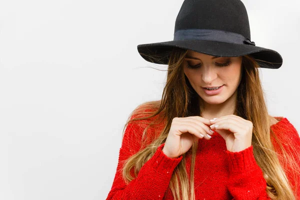 Mooi meisje met bruin haar en zwarte hoed. — Stockfoto