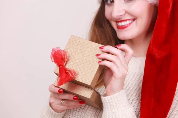 Γυναίκα άνοιγμα κουτί δώρου. Χριστούγεννα του χρόνου — Φωτογραφία Αρχείου