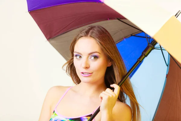 Γυναίκα να στέκεται κάτω από ομπρέλα πολύχρωμο ουράνιο τόξο — Φωτογραφία Αρχείου