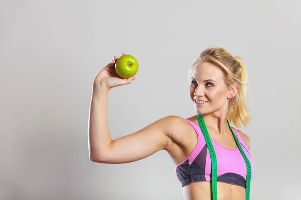 Žena fit dívka s opatřením pásky a apple ovoce — Stock fotografie