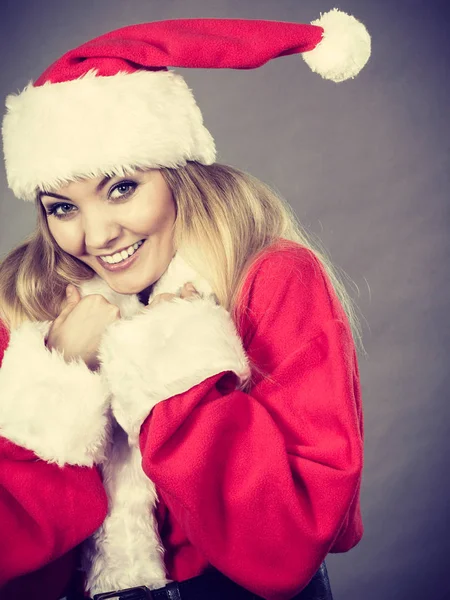 Femme heureuse portant le costume d'aide du Père Noël — Photo