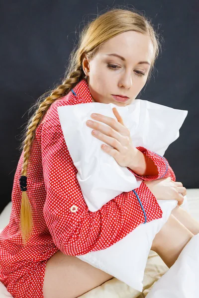 Сумна пригнічена дівчина в ліжку тримає подушку — стокове фото