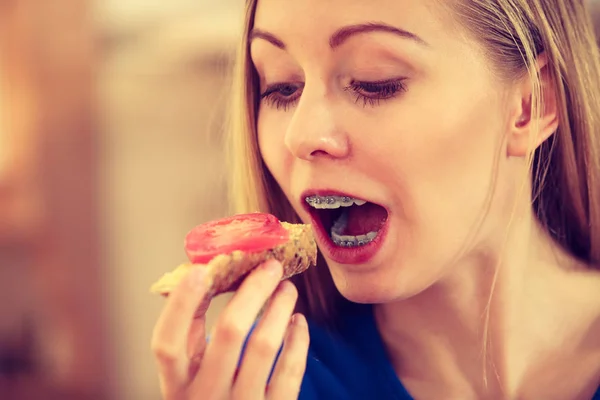 Kvinna med hälsosam frukost äter smörgås — Stockfoto