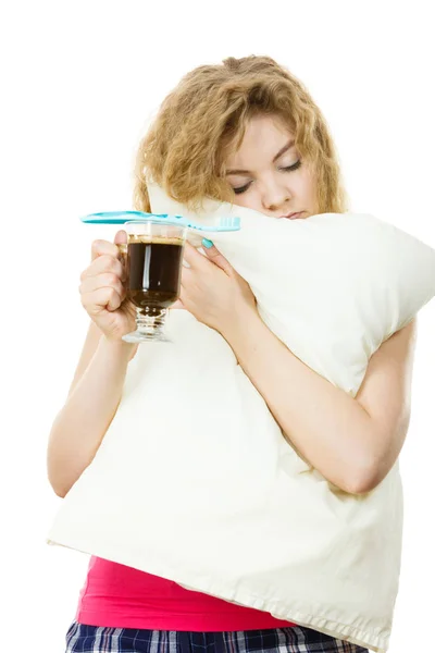 Zmęczona kobieta trzymając szczoteczkę do zębów i kawa — Zdjęcie stockowe