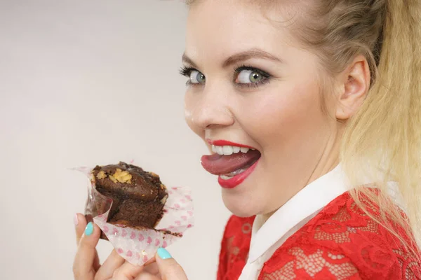 Donna attraente tiene la torta in mano — Foto Stock