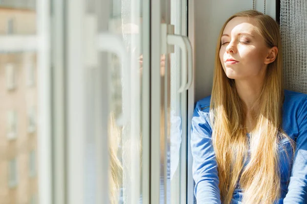 Vrouw ontspannen op de vensterbank — Stockfoto