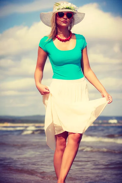 Sarışın kadın giyiyor elbise Sahilde yürüyüş — Stok fotoğraf