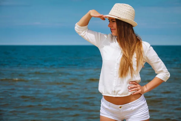 Kvinnlig turist vilar på stranden. — Stockfoto