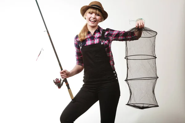 Lycklig kvinna håller fiskespö och keepnet — Stockfoto