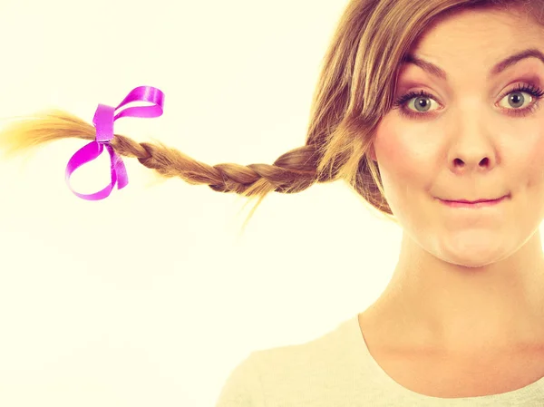 Ragazza adolescente in treccia capelli rendendo faccia divertente — Foto Stock