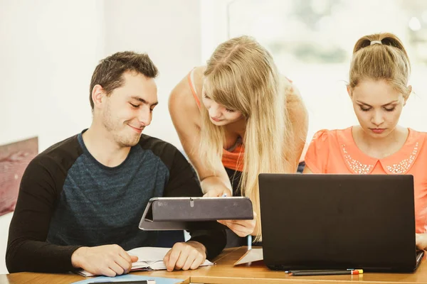 Leerlingen en leraar in de klas — Stockfoto