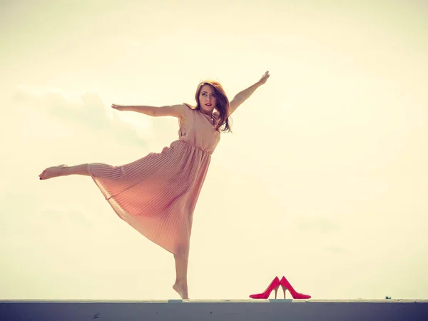 Kobieta taniec na sobie długie, jasne różowa sukienka — Zdjęcie stockowe