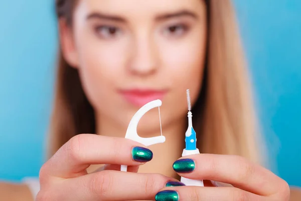 Woman about to brush teeth with toothbrush — Stock Photo, Image