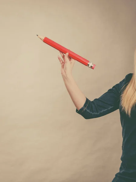 La mano femenina sostiene un lápiz rojo grande — Foto de Stock