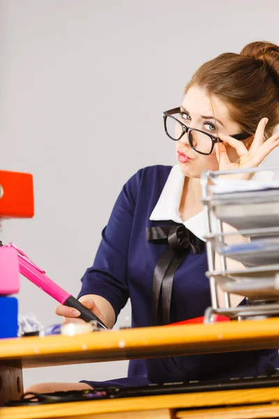 Femme d'affaires heureuse au bureau — Photo