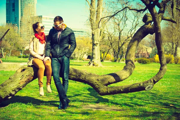 公園でロマンチックな日付を持っている幸せなカップル — ストック写真