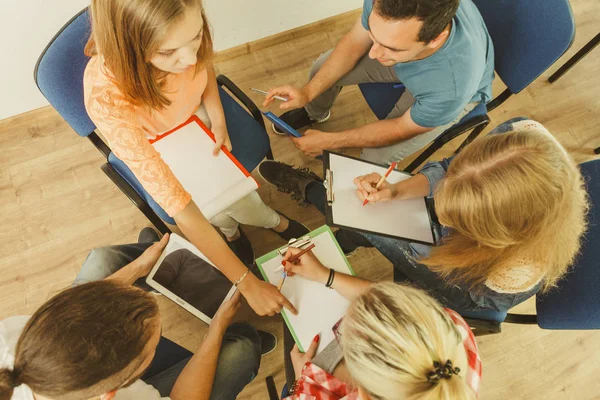 Groep mensen studenten werken samen — Stockfoto