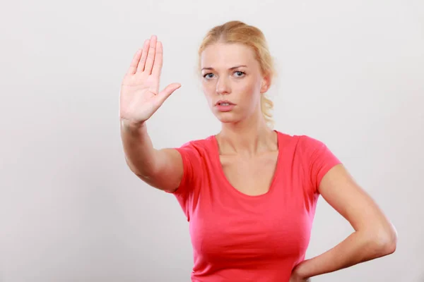 Donna che mostra gesto di stop con la mano aperta — Foto Stock