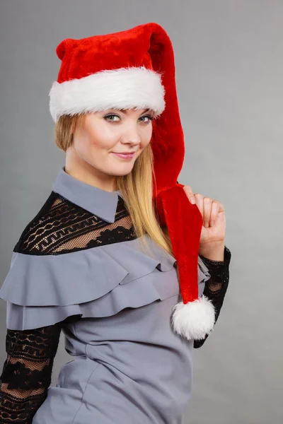 Mujer feliz con sombrero de ayudante de Santa Claus —  Fotos de Stock