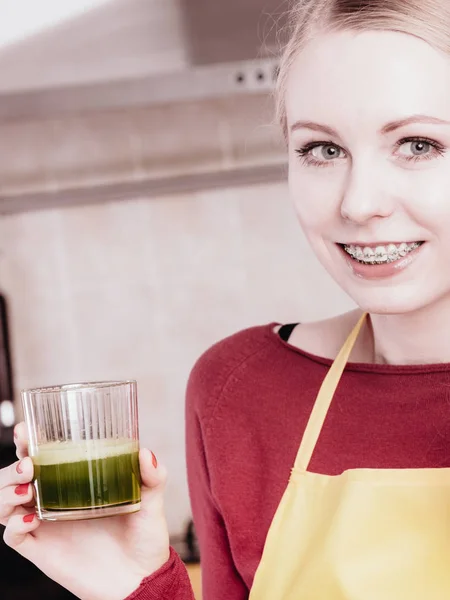Kobieta w gospodarstwie sok z warzyw koktajl kuchnia — Zdjęcie stockowe