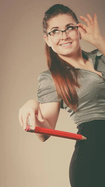 Profesor buscando mujer elegante sosteniendo lápiz grande — Foto de Stock