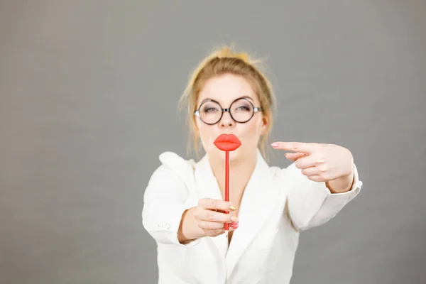 Felice donna elegante che tiene accessori carnevale su bastone — Foto Stock