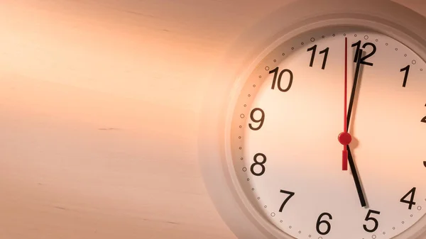 Reloj marcando mostrando cinco horas —  Fotos de Stock