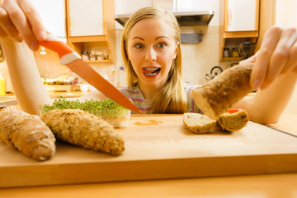 Frau hält Messer in der Küche und macht gesundes Sandwich — Stockfoto