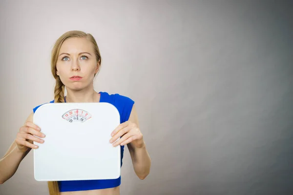 Adolescente donna che tiene macchina scala bagno — Foto Stock