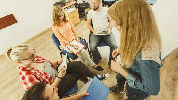 Grupo de personas estudiantes trabajando juntos — Foto de Stock