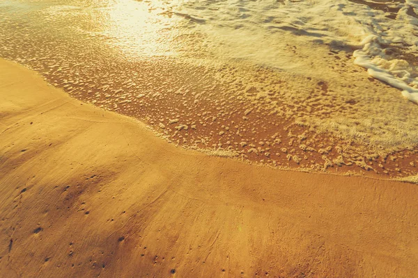 Schöner Sonnenuntergang mit Wolken über Meer und Strand — Stockfoto