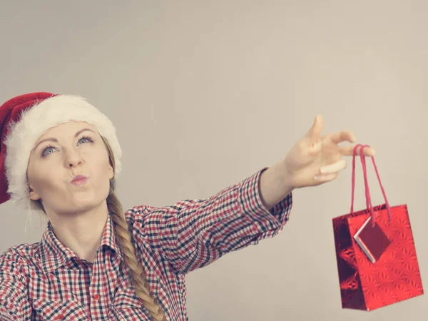 Glücklich einkaufende Frau mit Weihnachtsmütze — Stockfoto