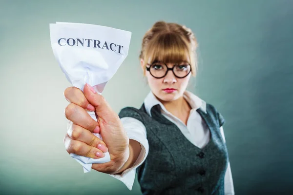 Ongelukkige zakenvrouw tonen verkreukeld contract — Stockfoto