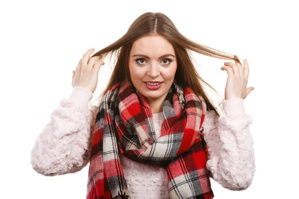 Mujer usando bufanda aislada — Foto de Stock