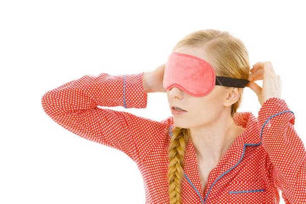 Schläfrige Frau trägt rosa Augenband — Stockfoto