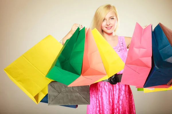 Mulher feliz em vestido curto com sacos de compras — Fotografia de Stock