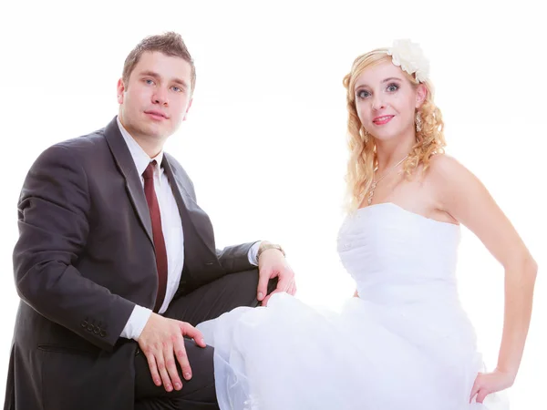 Mutlu damat ve gelin evlilik fotoğrafı için poz — Stok fotoğraf