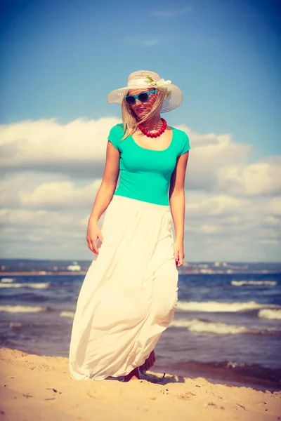 Kobieta blonde noszenie sukienka spaceru na plaży — Zdjęcie stockowe