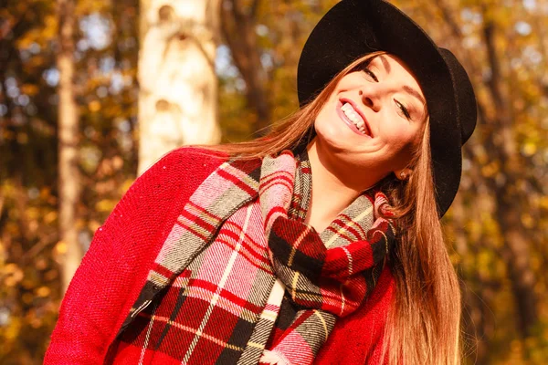 Frau spaziert im Herbst im Park — Stockfoto