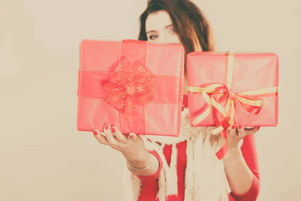 Κόκκινα Χριστούγεννα γυναίκα κρατά στα κουτιά δώρων — Φωτογραφία Αρχείου