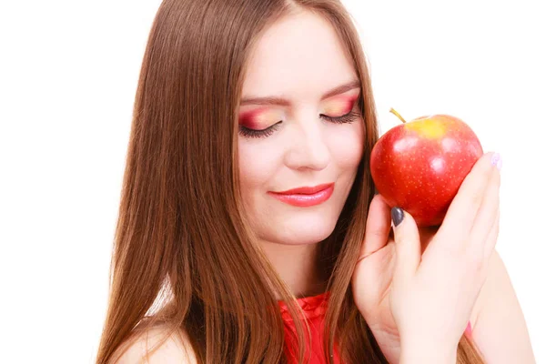 Mulher encantadora menina maquiagem colorida detém fruta de maçã — Fotografia de Stock