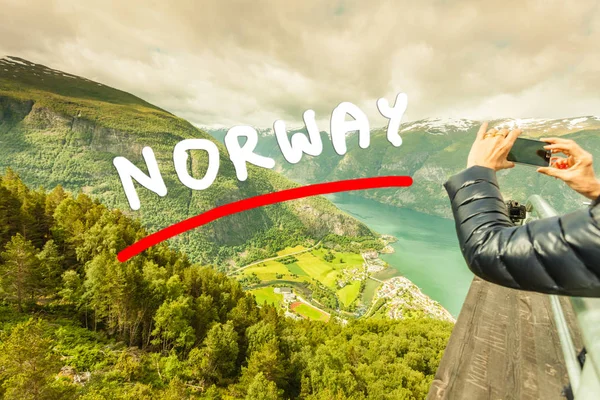 Fotografia turistica dal punto di vista Stegastein Norvegia — Foto Stock