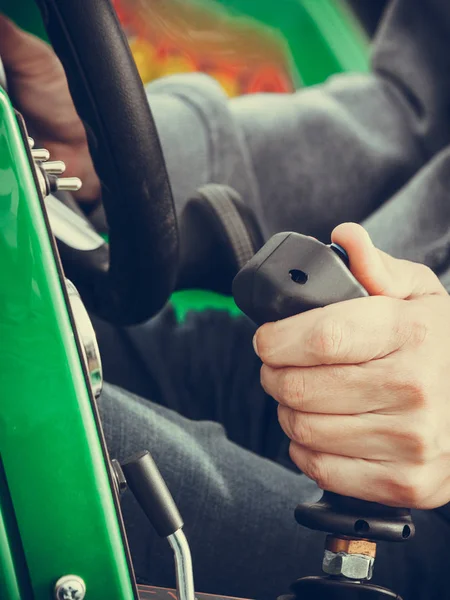 Mann bedient große industrielle Landmaschinen — Stockfoto