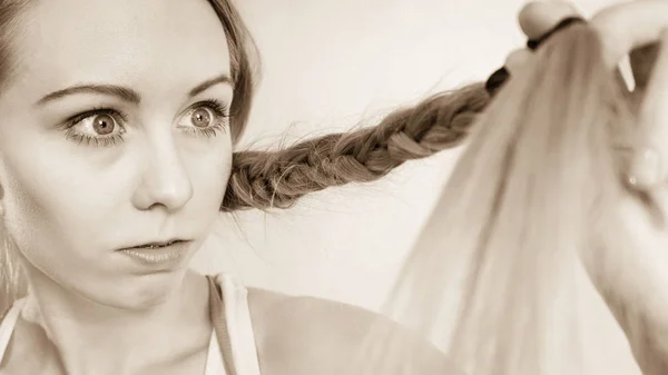 Mulher feliz olhando para o cabelo termina — Fotografia de Stock