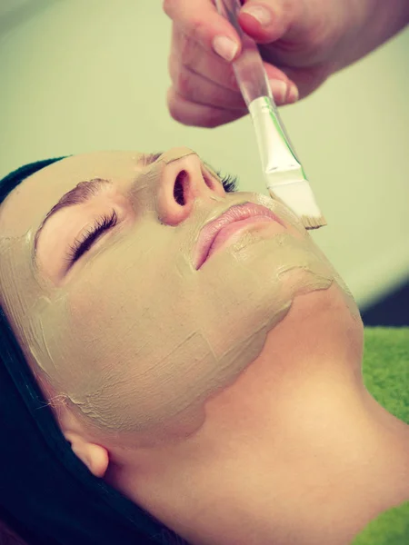 Mujer con máscara de algas de barro en la cara —  Fotos de Stock