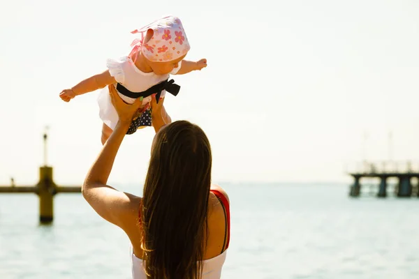 Matka gra z dzieckiem na plaży — Zdjęcie stockowe